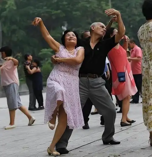 大爷跳了1年广场舞,再也不敢跳了,感慨:那些女人都不是省油的灯