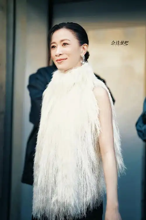 #佘诗曼巴黎时装周#