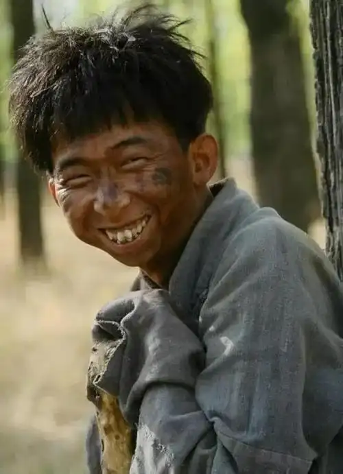 小眼睛,大龅牙,贼眉鼠眼,不到1.