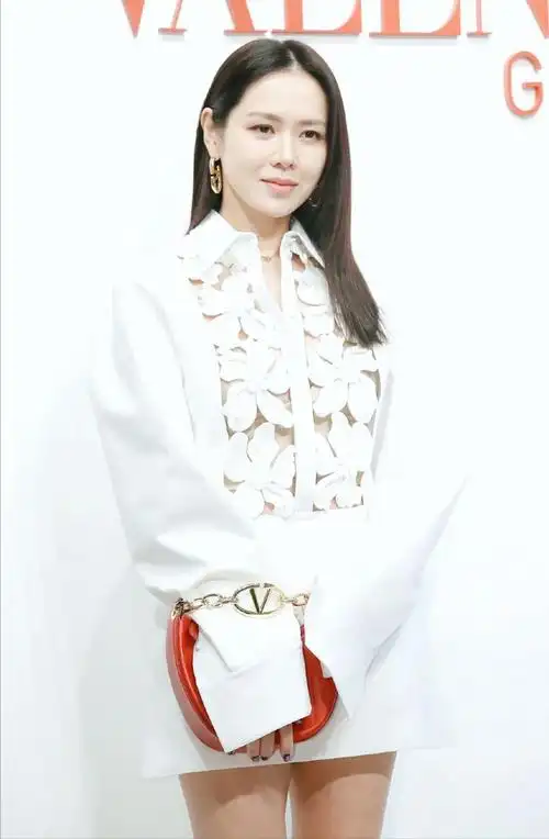 孙艺珍穿白色镂空连衣裙让人眼前一亮网友42岁的她还是变了