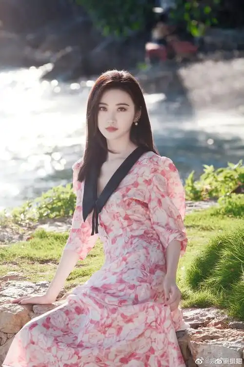 刚刚,景甜分享了一组初秋写真,照片中的景甜身穿粉色花纹长裙