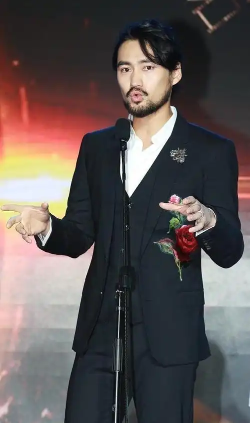 袁弘真有成熟大叔气质穿灰色西装沉稳低调就是皮肤有点黑