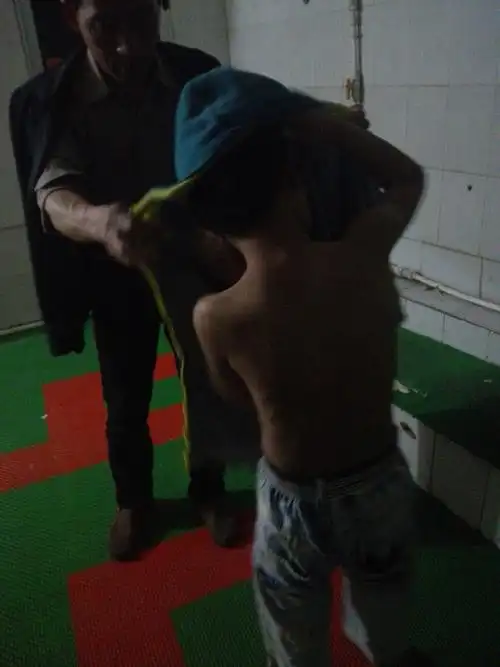 张梦森和那同学,顺手拿起全是屎的裤,对着水管揉搓起来,要也要不过来