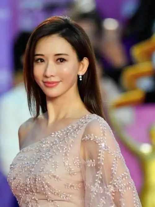 林志玲当妈后风姿仍不减当年穿纱裙长筒靴49岁又美又欲