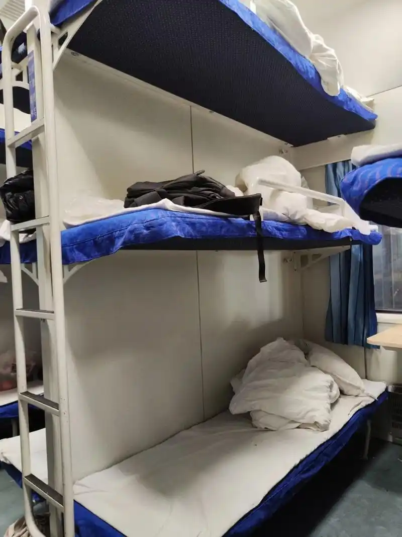 我选择中铺 下铺最贵,上铺最便宜,还没尝试过软卧,下一次坐绿皮火车的