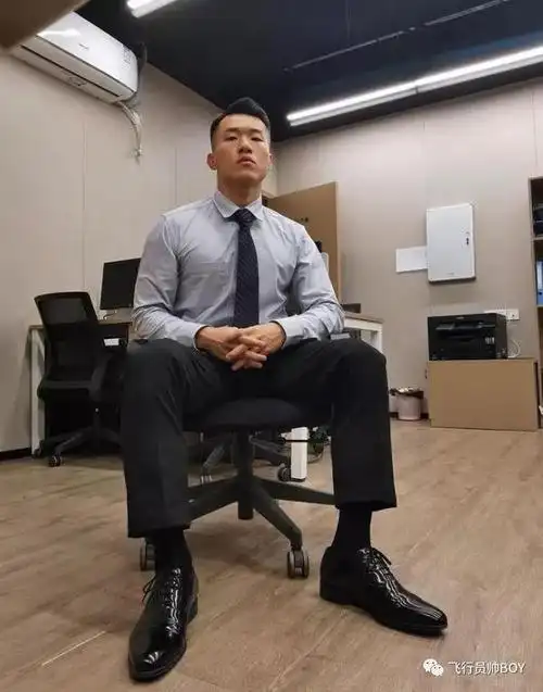 寸头肌肉男黑皮重庆崽儿正装自拍太帅了