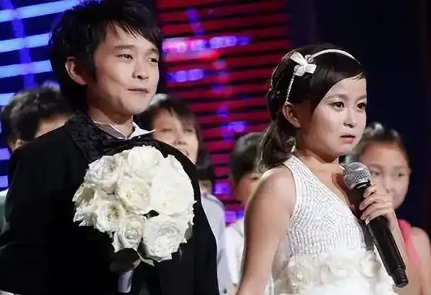 袖珍人朱洁身高一米二(袖珍人朱洁嫁1米28秦学仕收获幸福)(17)