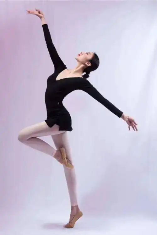 摄影师要对舞蹈模特提前沟通,熟悉所跳的舞蹈类别和动作,最好是让拍摄