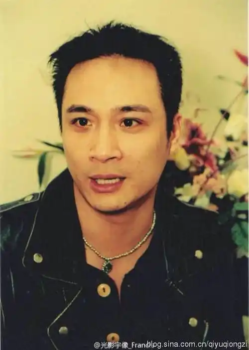 吴镇宇早年青涩照曝光帅到没朋友图