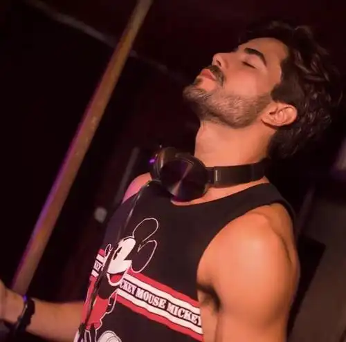 在没有成为男模之前是一位专职夜店dj,q&a中说过属性vers!