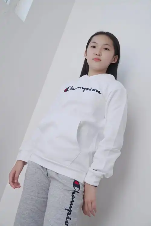 晨妤自己搭配的出游小穿搭.#我的女孩👧🏻 #运动系女孩  - 抖音