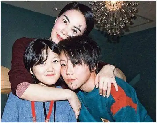 窦靖童李嫣姐妹俩罕见同框一个中性风似男人一个甜美范很少女