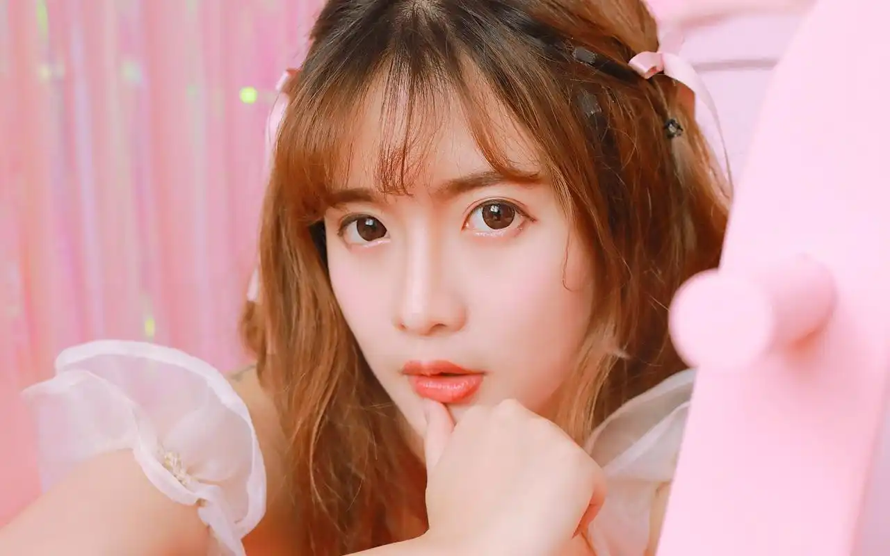 可爱粉红少女甜美治愈系高清桌面壁纸