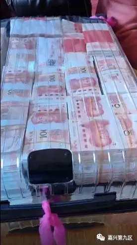 嘉兴惊现土豪嫁妆280万现金用行李箱装一桌黄金首饰数不过来