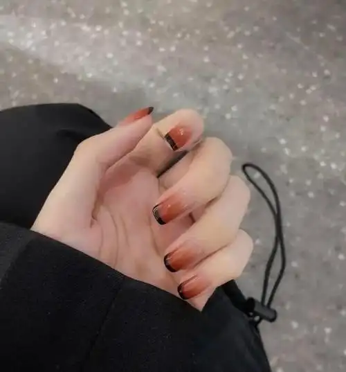 郭碧婷越来越高调,连指甲上都挂满金链子,一看就是不用干活的人_网易