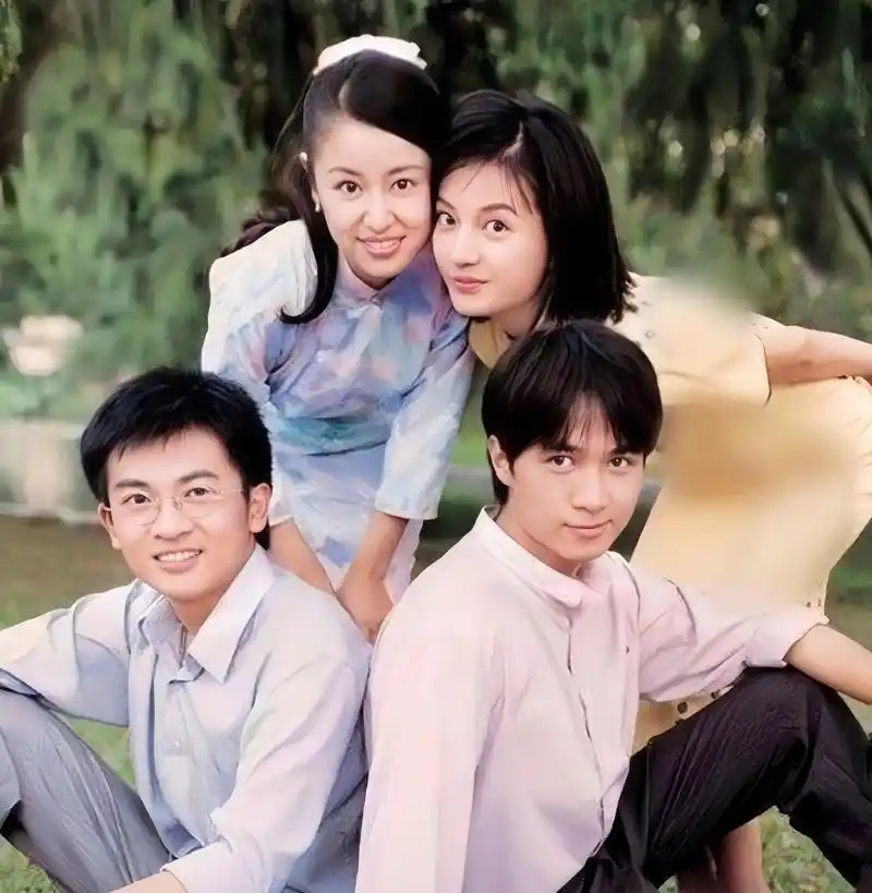2001年,饰演《情深深雨蒙蒙》的主演:赵薇,古巨基,林心如,苏有朋,四个