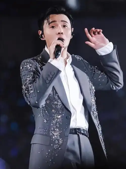 外媒评中国十大歌星,邓紫棋才排第五,那英没上榜,冠军实至名归