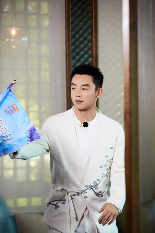 郑恺妻子的浪漫旅行导游剧照#白衣少年郑恺大帅哥来了《妻子的浪漫