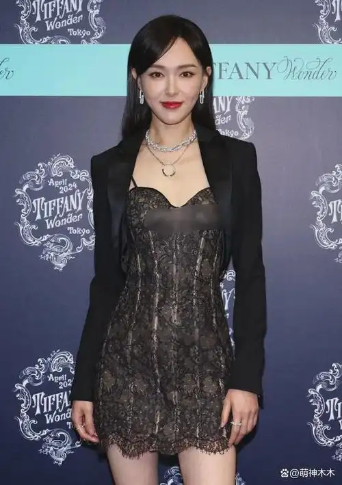 40岁唐嫣最新生图引热议苹果肌抢镜年龄感重网友感叹老了