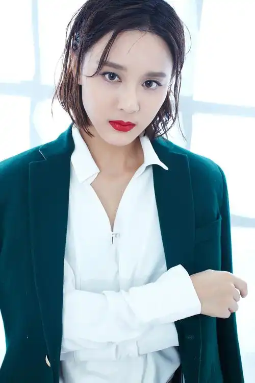 被帅到了!"颜婉"华娇西装撩发,干练又性感