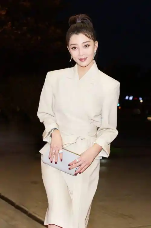 演员殷桃人世间中的她定义新性感