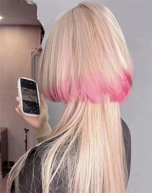 这一款染发挑染不要太浪漫梦幻,樱花粉点缀的直发水母头,仙气时尚.