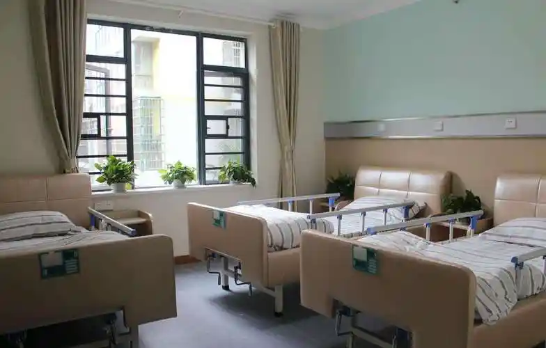 的空置床位太多,如今减少了一些空床,再有就是一些不景气的养老院倒闭