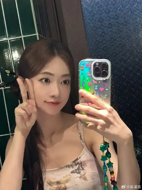 吴谨言对镜自拍比耶照##吴谨言晒和粉丝应援合照
