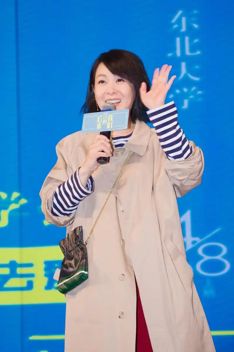 "刘若英"的穿搭才叫时髦,长款风衣内搭条纹t恤,红裤子太加分