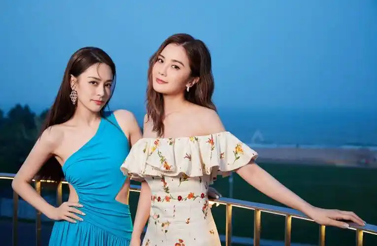 《twins芭莎》封面阿娇穿抹胸,阿sa秀蚂蚁腰,出道22年仍是少女_时尚