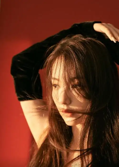 方媛晒唯美写真照,轻轻托腮,意态撩人