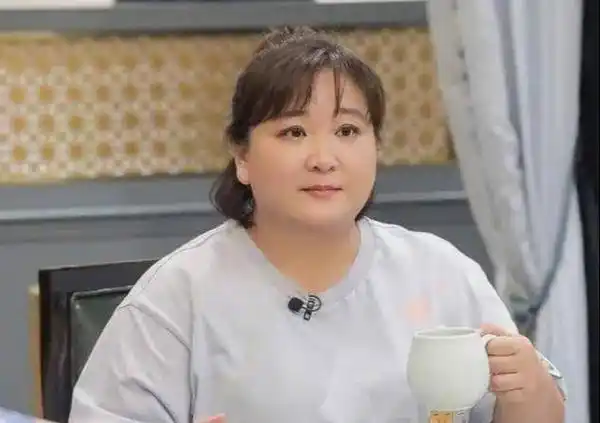 贾玲的姐姐贾丹心疼贾玲北漂清苦,忍不住建议贾玲毕业后回家乡工作.