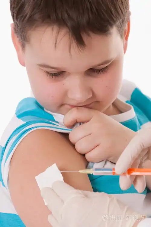 医生在给孩子注射在手臂上孤立图像照片-正版商用图片1n6y3a-摄图新