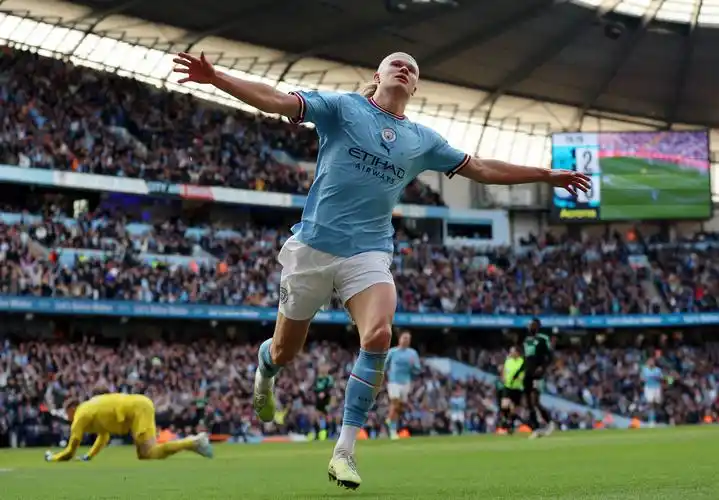 4月15日,曼城队球员哈兰德在比赛中庆祝进球.