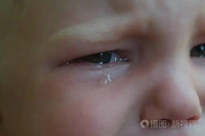 一个年轻的孩子眼中的泪水.哭闹的小孩