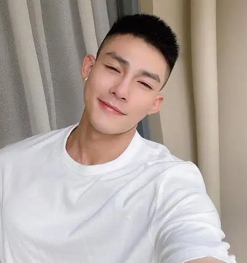 两边剃短发型清爽干净越剪越帅