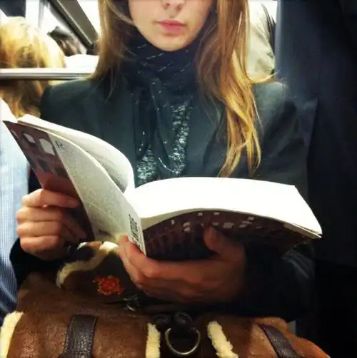 巴黎地铁里读书的女人:专注的神情那么美