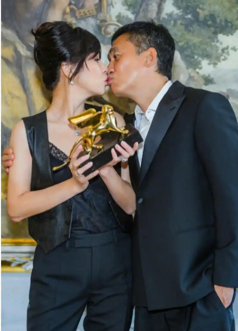 刘嘉玲,这位在华语电影界享有极高声誉的女演员,近日在社交媒体上晒出