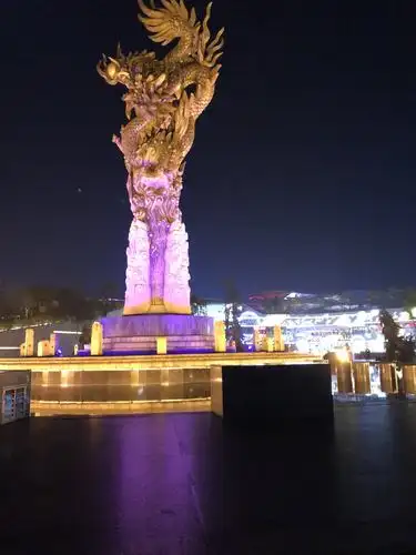 龙雕位于深圳龙岗区龙城广场中部,是一处亮丽的美景.