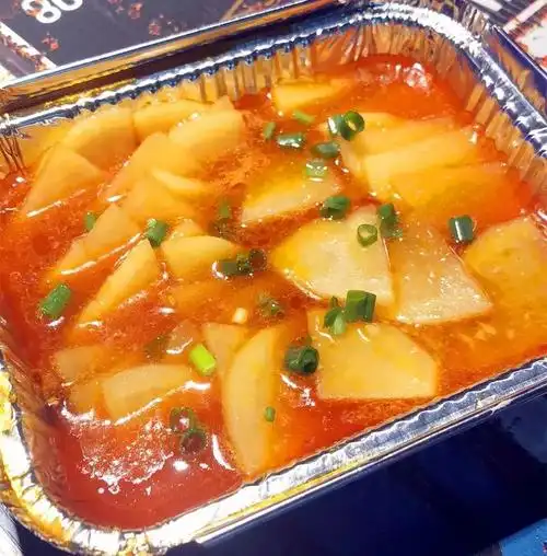 鸡爪,大虾,土豆片各种锡纸烤,锡纸鸭血,锡纸金针菇,真是太诱人啦!