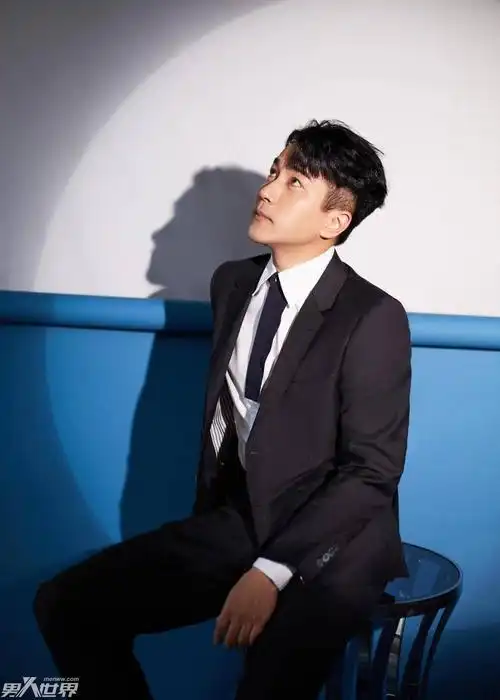 刘恺威的侧脸真绝,穿西装挺帅的,看不出是不是"奔五的大叔"_男人世界