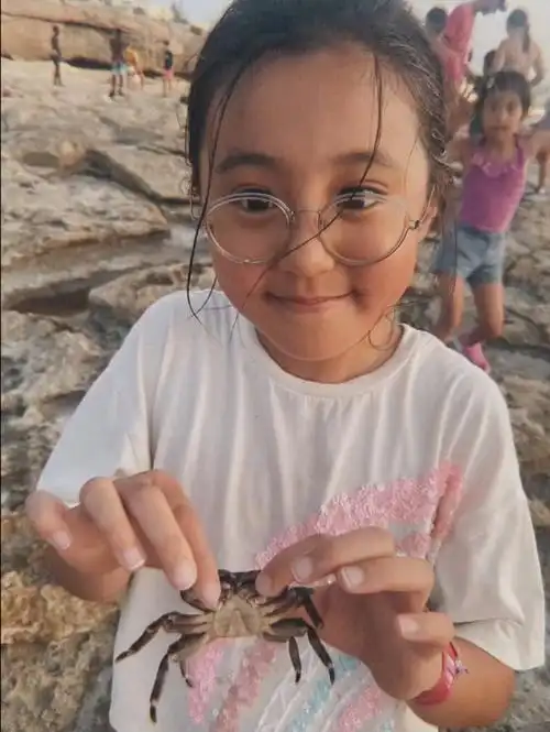 贾静雯在机场为咘咘庆生,迎接俩女儿国外游学归来,咘咘晒黑好多
