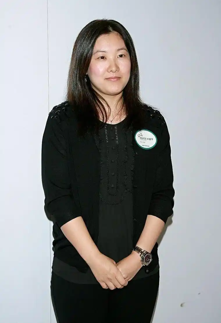 伏明霞嫁给富商后富态不少,哪还有跳水冠军的样子,好在气质够好