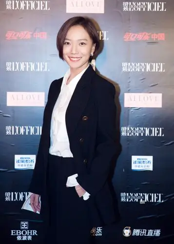 王珞丹短发亮相时装之夜 黑白搭配经典率性干练