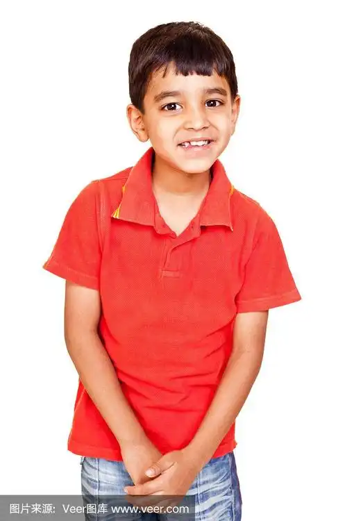 一个随意开朗的印第安小男孩被孤立在白人身上