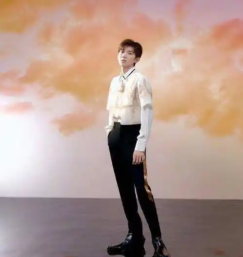 原创三小只合唱王源调皮千玺憔悴看到王俊凯现状小螃蟹心疼了