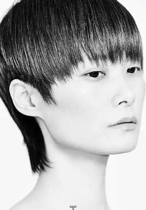 李宇春登《t》7封面,干净的齐耳短发,清冷的侧颜,美得优雅大气_身体