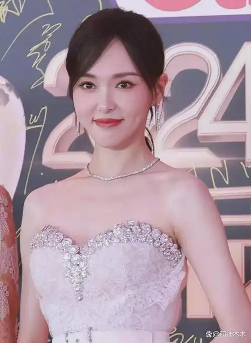 40岁唐嫣最新生图引热议苹果肌抢镜年龄感重网友感叹老了
