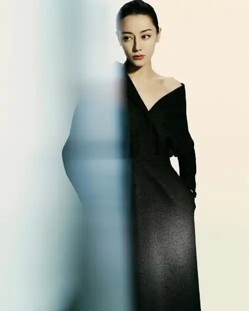 迪丽热巴摩登裙