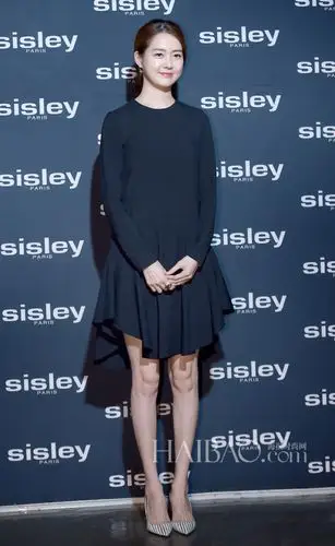 李瑶媛——一套简约的黑色洋装,不规则的下摆,搭配经典黑白条纹尖头鞋